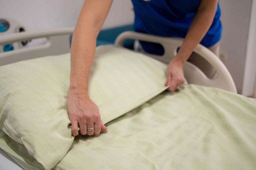 Ausiliariato sanitario: il lavoro dietro le quinte che fa funzionare una struttura